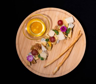 Tahta bir masada peynir ve bal