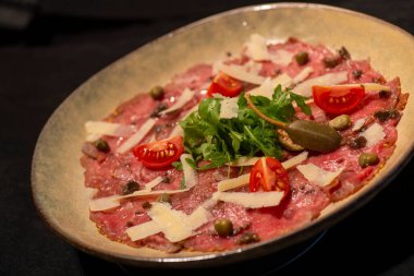 Sebzeli ve peynirli taze biftek.