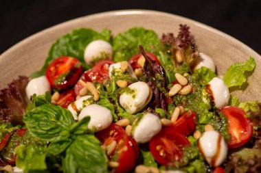 Domatesli taze salata, mozarella, zeytin ve zeytinyağı.