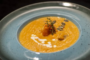 Masada mantarlı kremalı çorba ve kızarmış ekmek var.