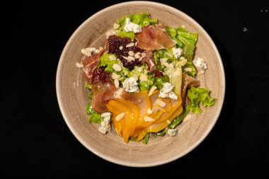 Peynirli salata ve jambon.