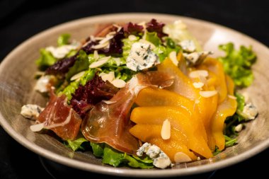 Somon füme salata, peynir ve roka.