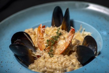 Tabakta karides ve peynirli risotto.