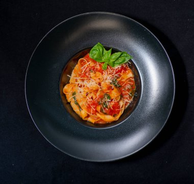 domates soslu ve peynirli makarna.