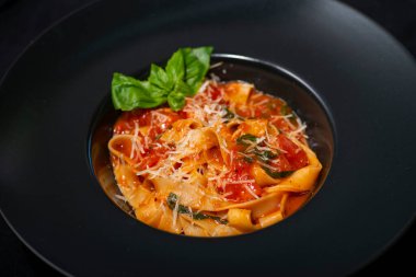 Fesleğen ve domates soslu makarna.