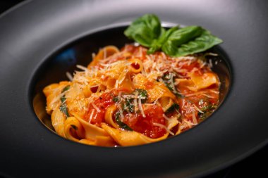 Koyu arkaplanda İtalyan makarnası.