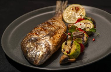 Limonlu ızgara somon ve salata.