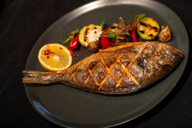 Limonlu ve otlu ızgara Dorado.