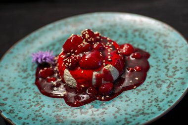 Kremalı ve dutlu tatlı