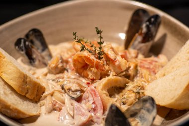 Midye ve kalamarlı deniz ürünleri, yakın çekim.