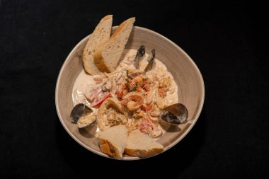 Siyah arkaplanda deniz mahsulleri olan deniz ürünleri