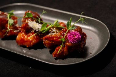 Siyah plaka üzerinde Kızarmış Tavuk kanatları