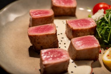 Sebzeli taze ton balığı.