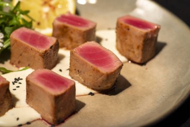 Sebzeli ve otlu ton balığı bifteği