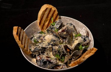 Masada sarımsak ve sarımsak soslu midye.