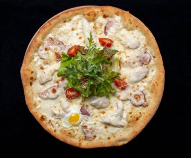 Etli, peynirli, tavuklu ve mantarlı pizza