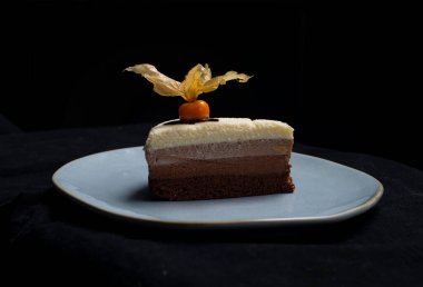 Krem şantili ve çikolatalı kek.