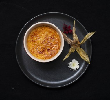 Fransız tatlısı, karamel soslu kremalı pasta, tarçın, anason.