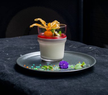 Siyah tabakta bir bardak dondurma.