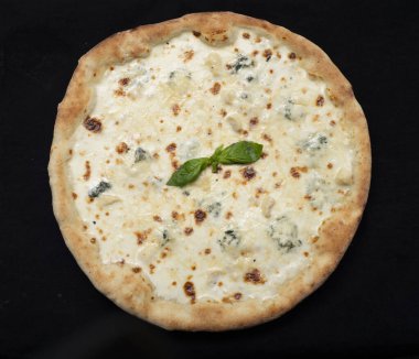 Fesleğenli İtalyan peynirli pizza.