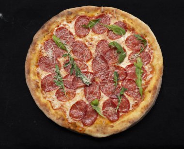 Karanlık bir arka planda pizza