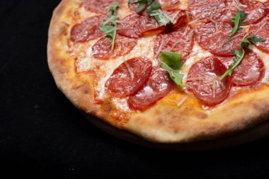 Jambonlu, peynirli ve domatesli pizza.