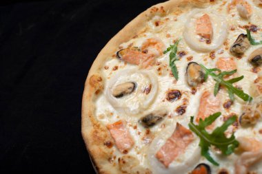 Somonlu İtalyan pizzası.