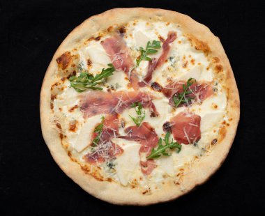 Siyah arka planda taze İtalyan pizzası..