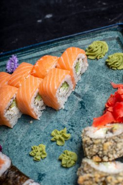 Suşi ahşap arka plan üzerinde