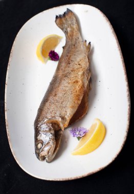 Baharat ile kızarmış balık