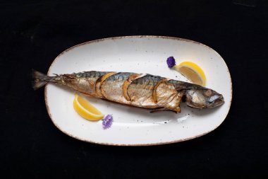 Siyah tabakta uskumru