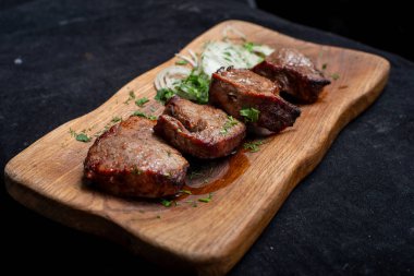 Baharatlı ve otlu ızgara biftek. siyah kırsal arkaplan