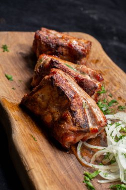 Baharatlı ve otlu pirzola.