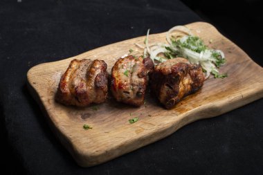 Sebze ve sos ızgara sosis