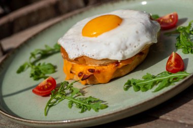 Jambonlu yumurta ve ekmek.