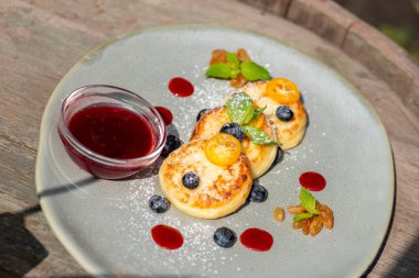 Taze ahududulu gözleme, tabakta yaban mersini..