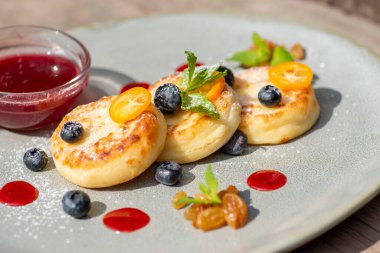 Kahvaltıda yaban mersinli krep ve reçel.