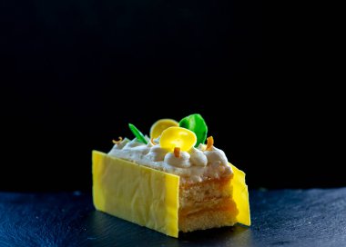 Krem peynirli kek ve taze nane.