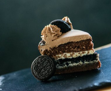 Siyah arka planda çikolatalı pasta.