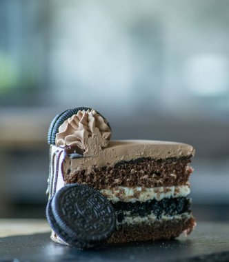 Yakın plan. Lezzetli çikolatalı pasta ve çikolatalı cips.