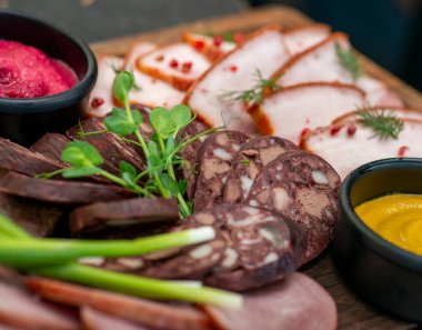 Tütsülenmiş sosis tabakta