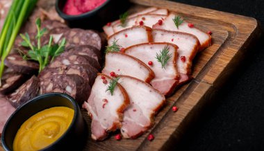 Ahşap bir arka planda ızgara et, baharat ve sebzeler..