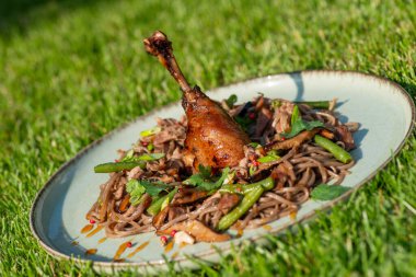 Domuz eti ve sebzeli kızarmış şehriye.