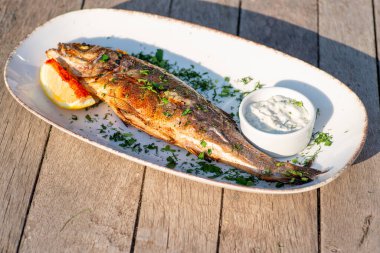 Limonlu ve otlu kızarmış balık.