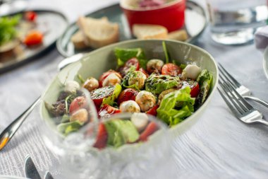 Beyaz kasede sağlıklı yiyecekler.