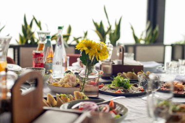 Yemek için masa hazır.