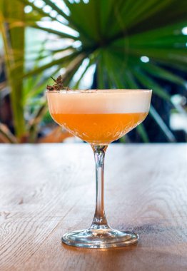 Ahşap bir masada limon ve portakallı kokteyl.