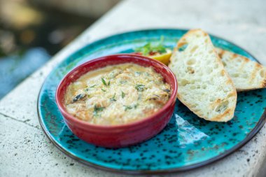 Kızarmış ekmek, kızarmış ekmek ve otlu çorba.