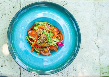 Domatesli baharatlı ton balığı salatası.