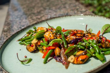 Kızarmış sebzeleri beyaz arka planda soya peyniri ile karıştırın